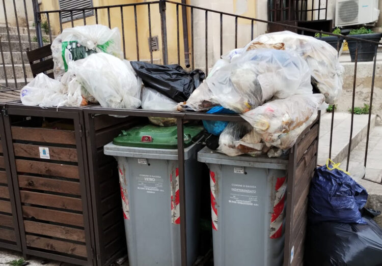 Rifiuti strabordanti in piazza Repubblica a Ragusa