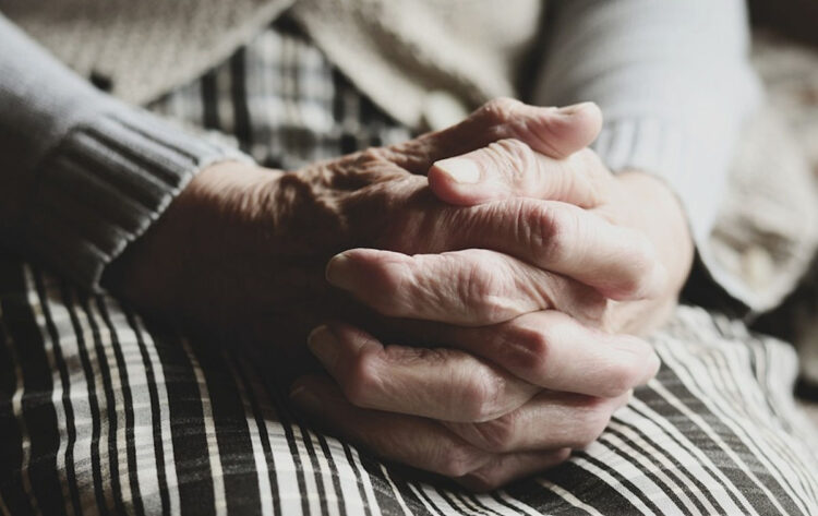 Raffica di truffe agli anziani: non aprite la porta a estranei