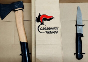 Cerca di rapire un bimbo davanti all'asilo e ferisce la madre incinta: nello zaino ascia e coltello