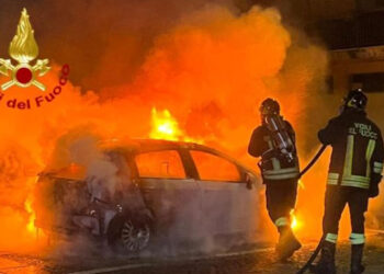 Auto a fuoco in via Solferino a Pozzallo