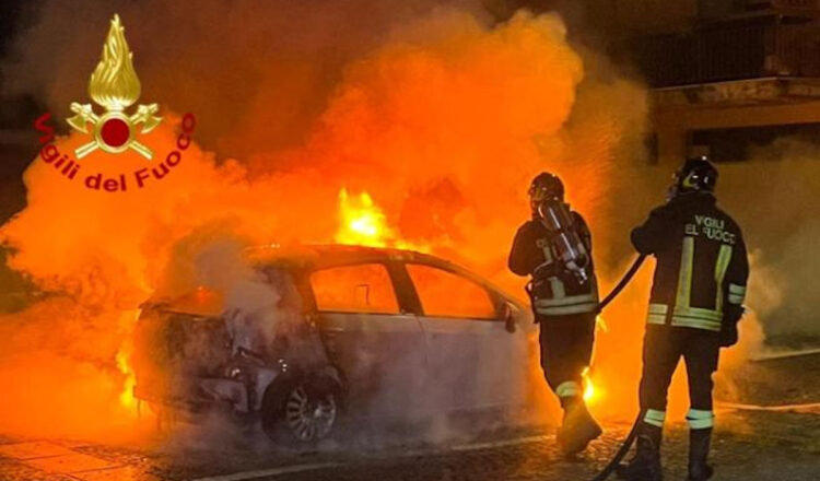 Auto a fuoco in via Solferino a Pozzallo