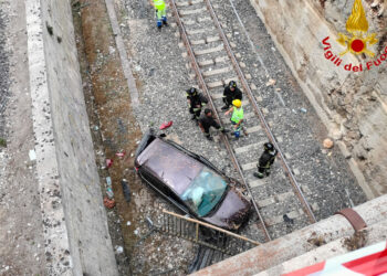Ragusa, auto sbanda e vola giù dal cavalcavia