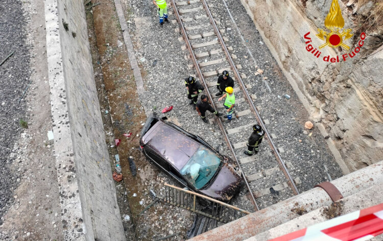 Ragusa, auto sbanda e vola giù dal cavalcavia