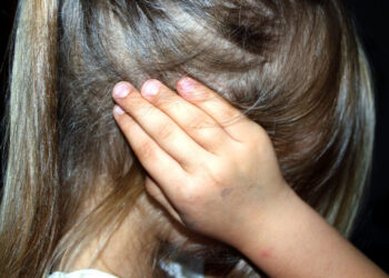 Vittoria, maltratta l’ex moglie, picchiandola davanti ai figli