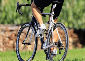 Malore in bici, 62enne si accascia e muore