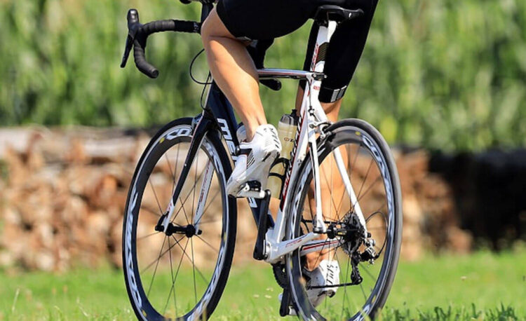 Malore in bici, 62enne si accascia e muore