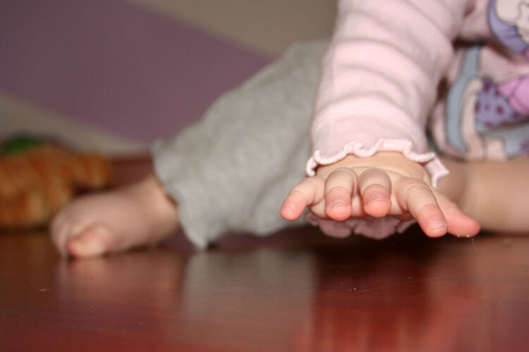 Bimba di 10 mesi ingerisce candeggina e muore