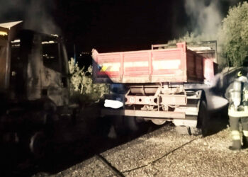 Modica, a fuoco 2 camion da cantiere a Frigintini