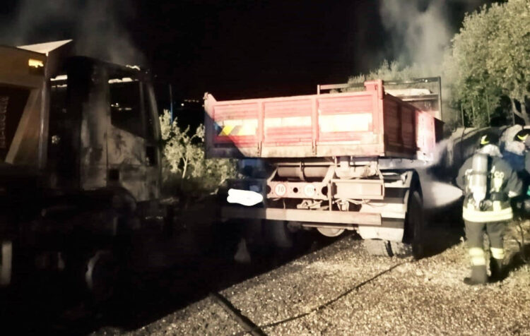 Modica, a fuoco 2 camion da cantiere a Frigintini