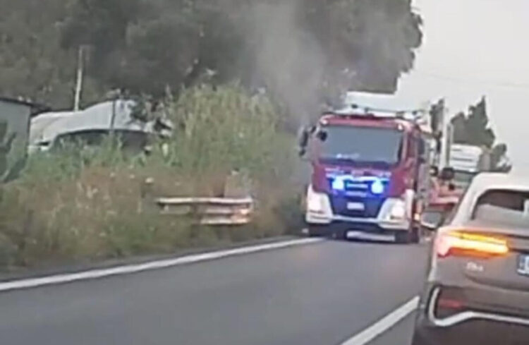 Camion a fuoco sulla Ragusa-Catania