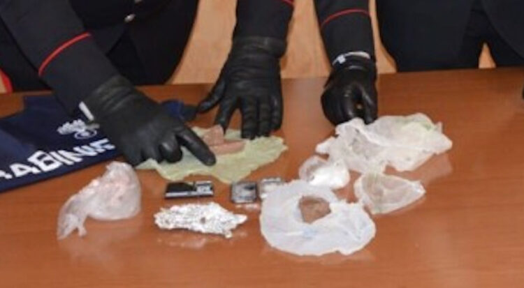 Carabinieri Ragusa, sequestrata droga per un valore di oltre 5 mila euro