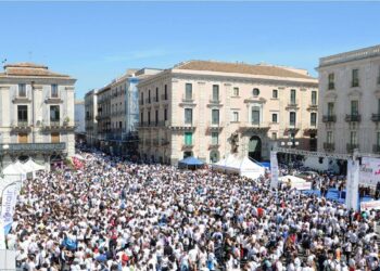 Bimba di 9 anni si perde tra la folla alla Corri Catania: ritrovata dai carabinieri