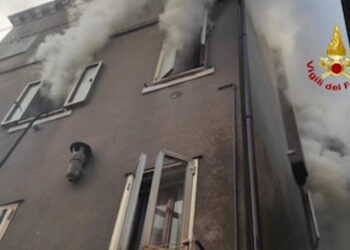 Giarratana, si barrica in casa dandogli fuoco: arrestato con il taser