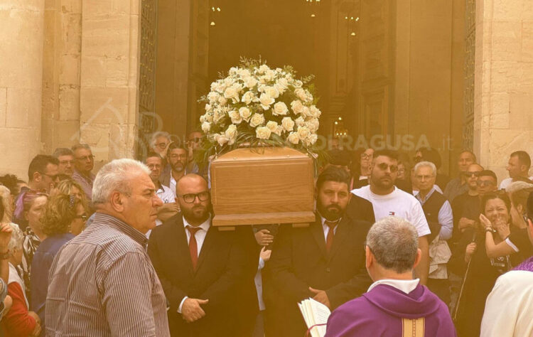 Scicli, dolore e silenzio al funerale di Peppe Ottaviano Sgarlata