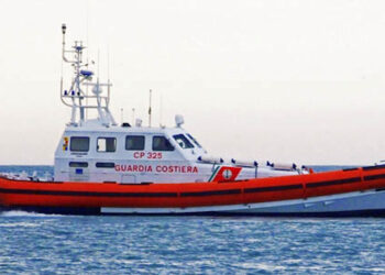 Cadavere in mare con giubbotto di salvataggio a Punta Corvo tra Sampieri e Cava D'Aliga