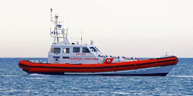 Cadavere in mare con giubbotto di salvataggio a Punta Corvo tra Sampieri e Cava D'Aliga