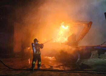 A fuoco i mezzi pesanti in una azienda di scavi ad Acate