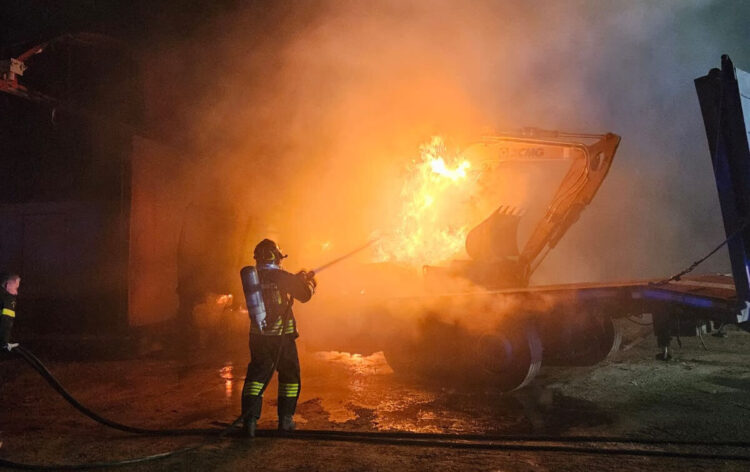 A fuoco i mezzi pesanti in una azienda di scavi ad Acate