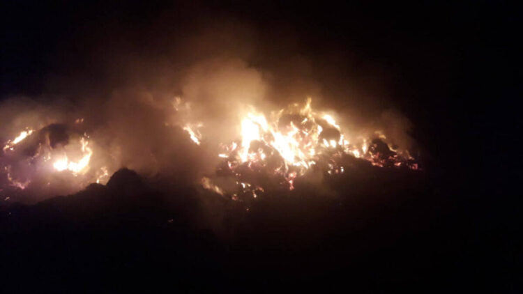 Incendio nella notte a Punta Braccetto