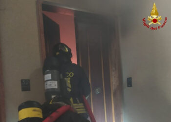 Incendio in appartamento a Ragusa: donna lievemente intossicata