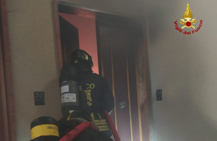Incendio in appartamento a Ragusa: donna lievemente intossicata