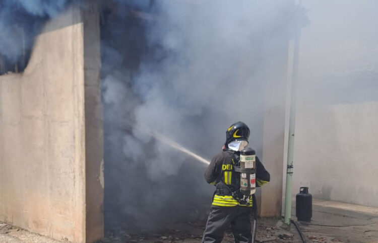 Comiso, incendio in un garage a Pedalino