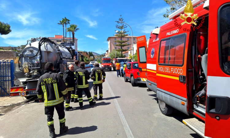 Incidente sul lavoro a Casteldaccia: i 5 operai sono morti uno dietro l'altro calandosi in un tombino