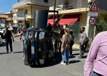 Incidente Modica: auto si ribalta su un lato
