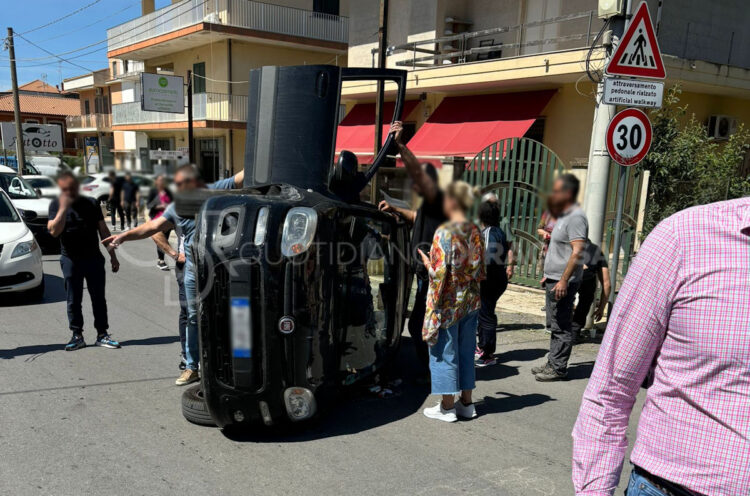 Incidente Modica: auto si ribalta su un lato