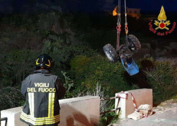 Incidente sul lavoro, precipita con il trattore in un laghetto: muore 64enne