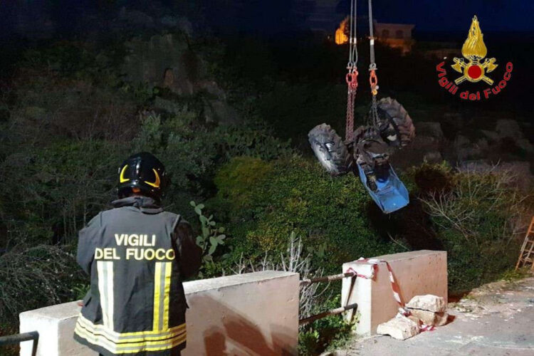 Incidente sul lavoro, precipita con il trattore in un laghetto: muore 64enne