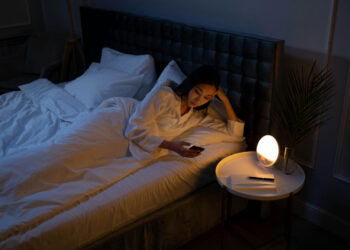 Ti capita spesso di svegliarti di notte? Non è solo insonnia: ecco cosa potrebbe essere