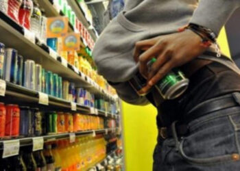 Modica, rubavano nelle auto e negli esercizi commerciali: 2 denunce