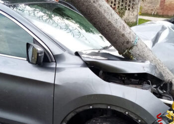 Palo dell'illuminazione pubblica cade su auto
