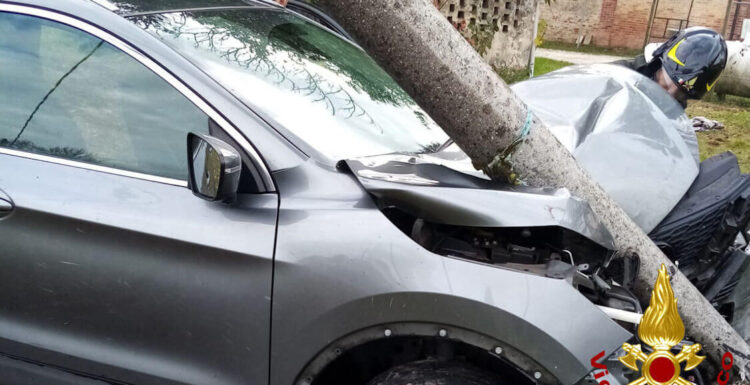 Palo dell'illuminazione pubblica cade su auto