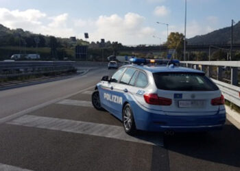 Litiga con la moglie, la butta dal ponte e viene travolta da un camion: orrore a Padova