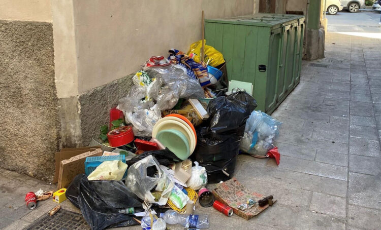 Modica, scarica rifiuti in via Castello: individuato e sanzionato