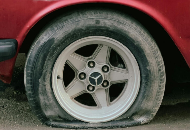 Scicli, tagliate le ruote a una decina di auto in via San Giuseppe