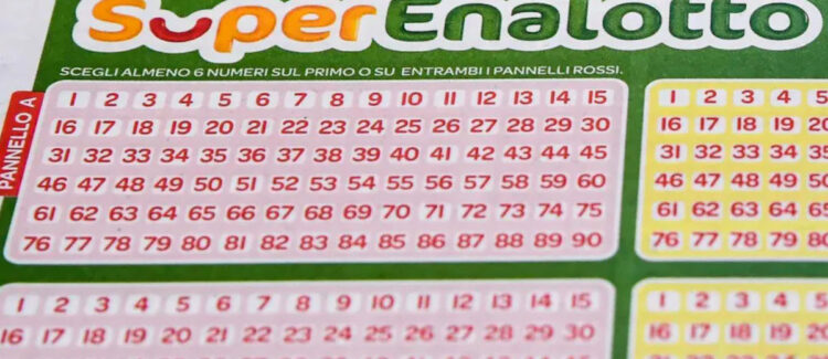 Superenalotto, a Napoli con 2 euro vinti 101 milioni: è caccia al vincitore