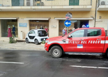 Tragedia sfiorata a Modica, minicar fuori controllo sfiorata la vetrina di un negozio