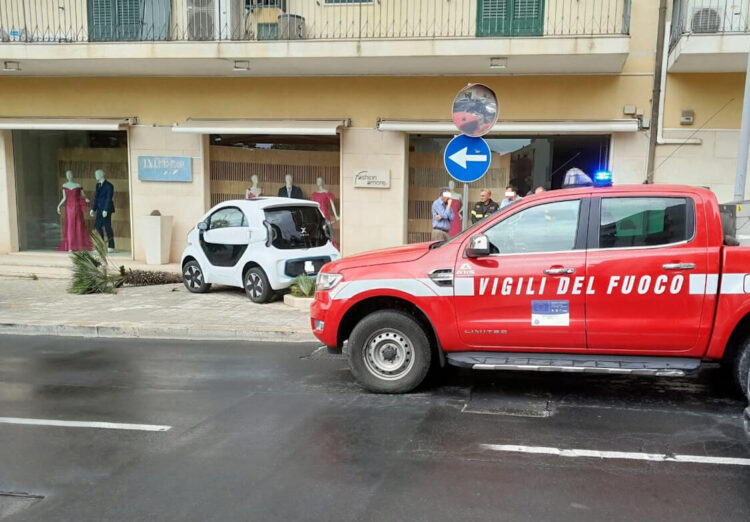 Tragedia sfiorata a Modica, minicar fuori controllo sfiorata la vetrina di un negozio
