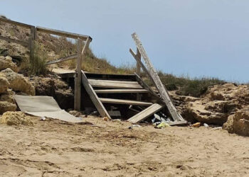 Accessi in spiaggia in alcuni tratti della costa di Scoglitti: percorso a ostacoli
