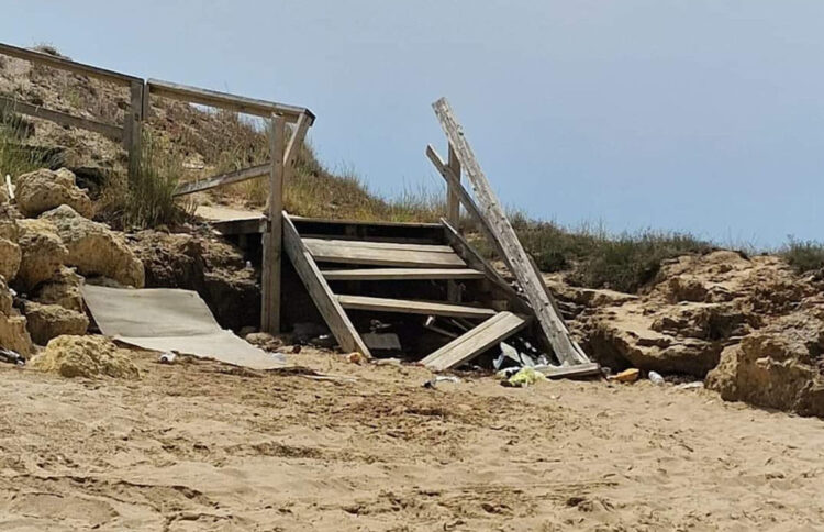 Accessi in spiaggia in alcuni tratti della costa di Scoglitti: percorso a ostacoli
