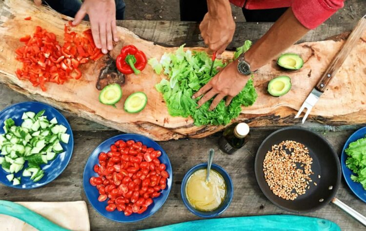 Ricetta estiva: Insalata di orzo con pomodorini, rucola e scaglie di parmigiano