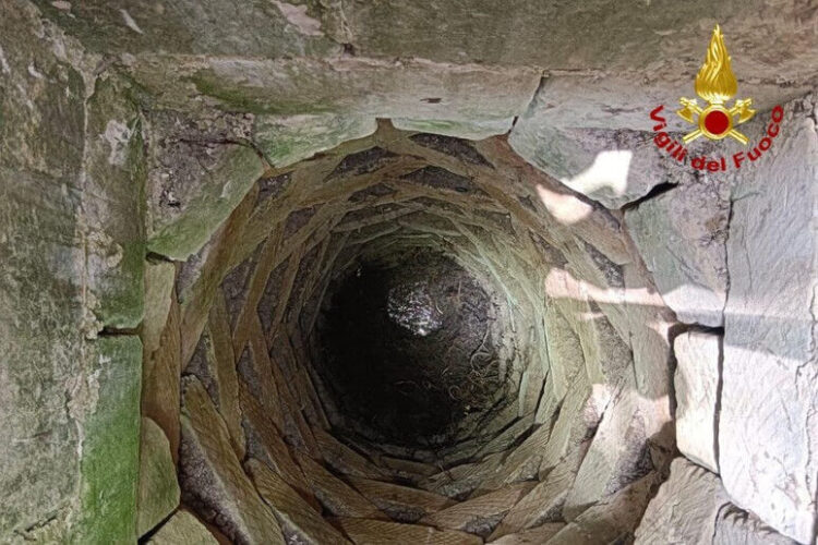 Bimbo di 6 anni cade in pozzo di 5 metri: salvato