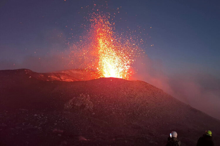 Etna: nuova attività stromboliana dal cratere di Sud-Est. Valori tremore vulcanico in risalita