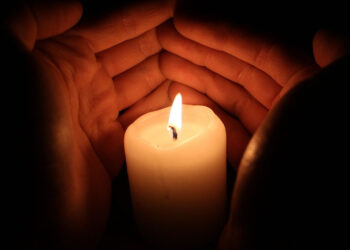 Perde il controllo della moto, si schianta contro quella del fratello e cade in un dirupo: morto 28enne