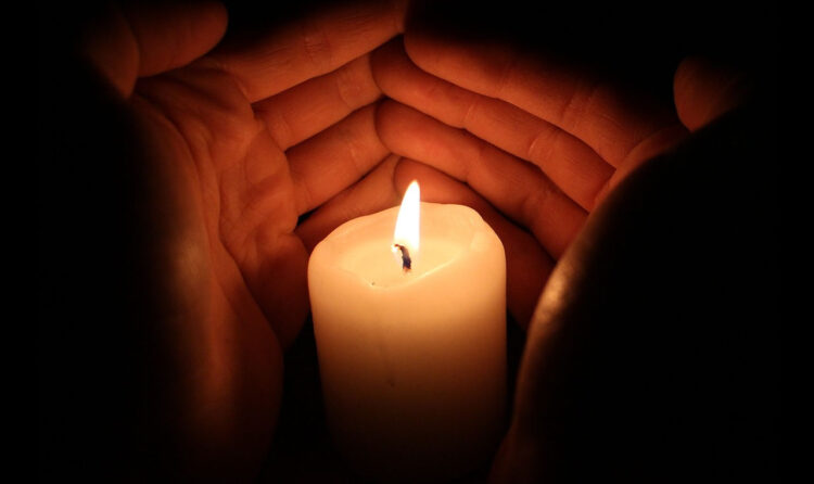 Perde il controllo della moto, si schianta contro quella del fratello e cade in un dirupo: morto 28enne