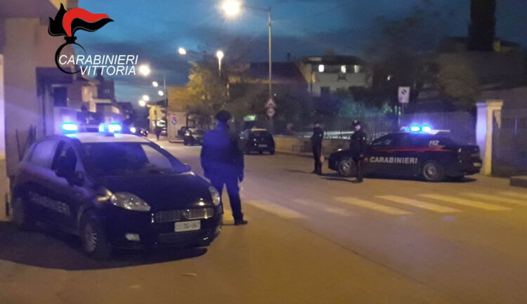 Vittoria, guidavano a fari spenti e con hashish in auto: denunciati