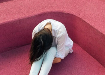 Modica, giovane donna tenta suicidio: salvata